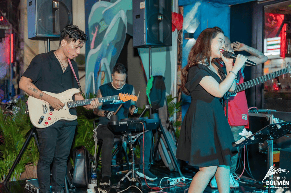 Get lost in the rhythm with energetic live music performances that keep the night alive (Source: Fanpage Phố đi bộ Bùi Viện - Bui Vien Walking Street)
